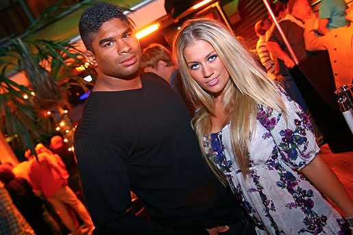 Alistair Overeem e sua namorada, mulher e esposa Angela Bexander