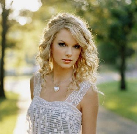 Tim Tebow’s girlfriend Taylor Swift