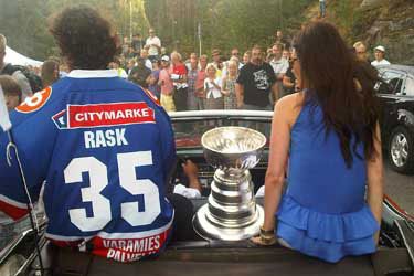 Tuuka Rask's girlfriend Jasmiina Niiki;a @theawesomeboston.com